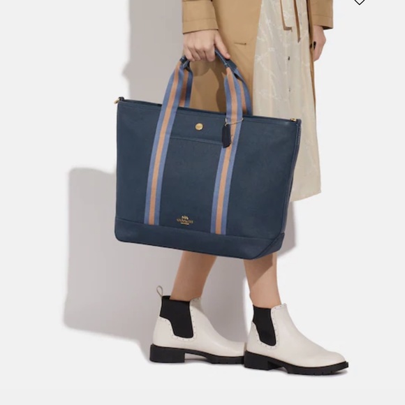 Coach Ellies Weekender - Picture 6 of 6